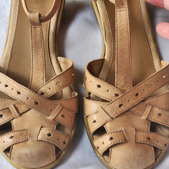 Easy Spirit ESRUCHEL Tan Leather T-Strap Wedge Sandals 8M Perforated Straps - Picture 5 of 7